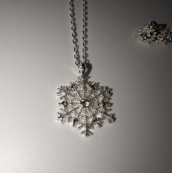 3pcs/set Fashion Christmas Silver Snowflake Necklace Stud Earrings - Picture 5 of 15